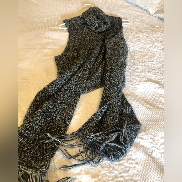 August Silk Turtleneck Scarf with Pockets - Picture 5 of 9